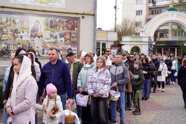 Частина вірян у Луцьку вже освятили Великодні кошики: як це було