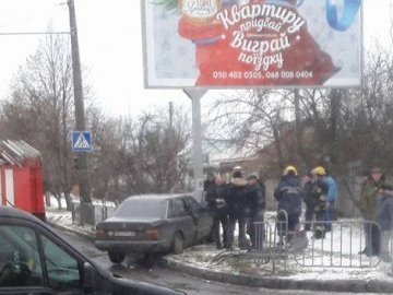 У Луцьку Mercedes врізався у рекламний щит