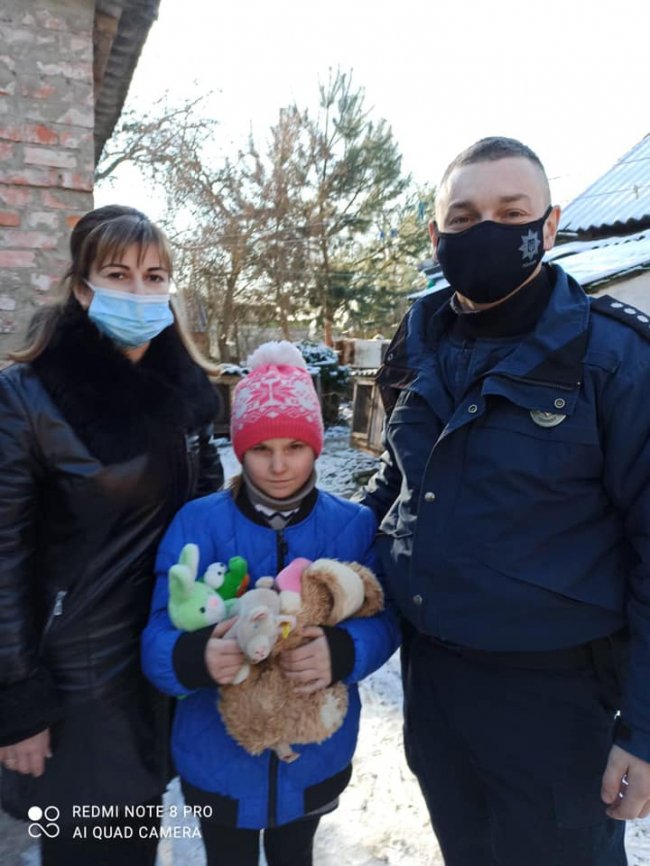 «З добром у серці»: у громаді на Волині поліцейські подарували дітям іграшки. ФОТО