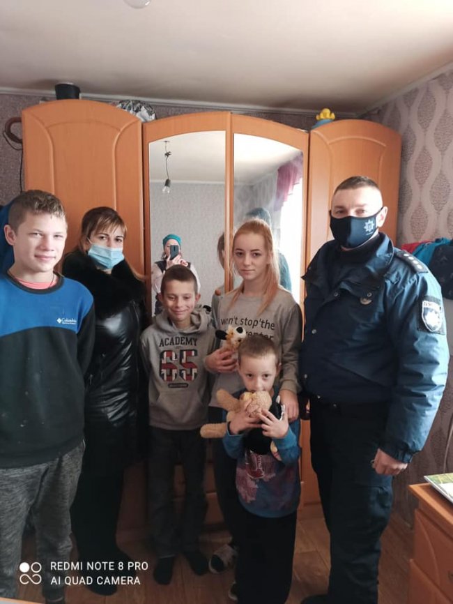 «З добром у серці»: у громаді на Волині поліцейські подарували дітям іграшки. ФОТО
