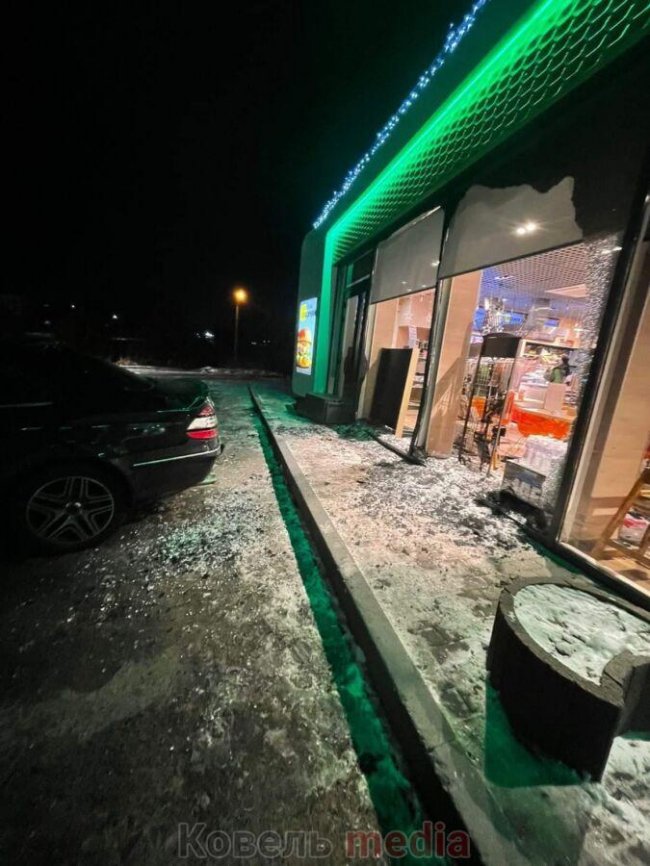 На Волині п'яний водій Mercedes протаранив автозаправку ОККО. ФОТО