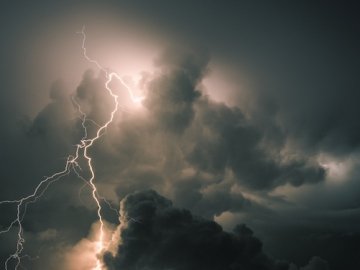 Пікнік відміняється: синоптики попереджають про грози на вихідних 