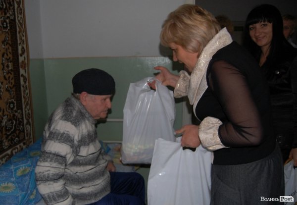 Луцьких ветеранів порадували солодощами