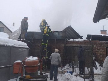 Волинські надзвичайники врятували від вогню господарську споруду