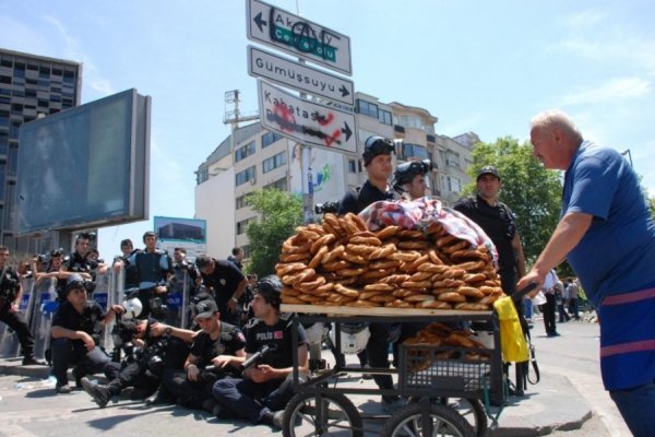 У Туреччині ‒ нові сутички між поліцією та демонстрантами. ФОТО