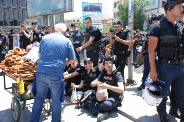 У Туреччині ‒ нові сутички між поліцією та демонстрантами. ФОТО