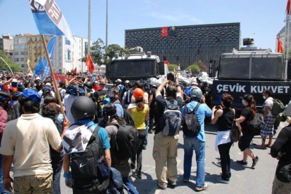 У Туреччині ‒ нові сутички між поліцією та демонстрантами. ФОТО