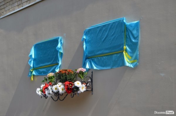 На будинках полеглих героїв АТО вивісили пам’ятні знаки. ФОТО