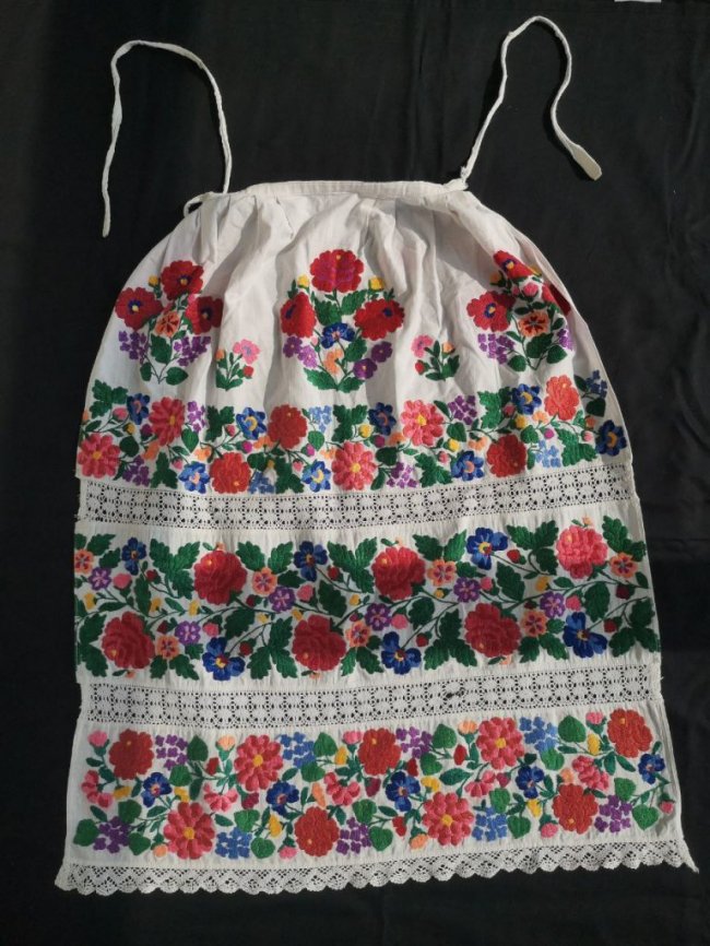 Майстриня з Волині вишиває у техніці «гладь»