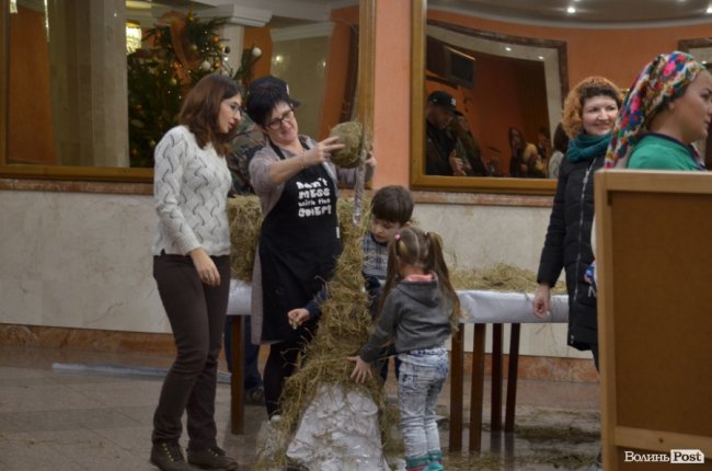 Під час фестивалю у Луцьку створюють великого янгола, роблять свічки та хустки. ФОТО