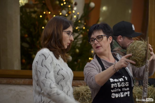 Під час фестивалю у Луцьку створюють великого янгола, роблять свічки та хустки. ФОТО