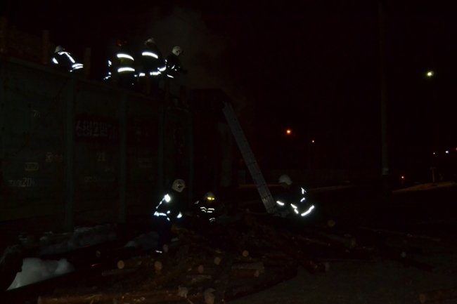 На рівненському вокзалі горів потяг. ФОТО