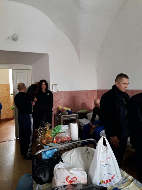 Луцькі патрульні відвідали бійців у госпіталі