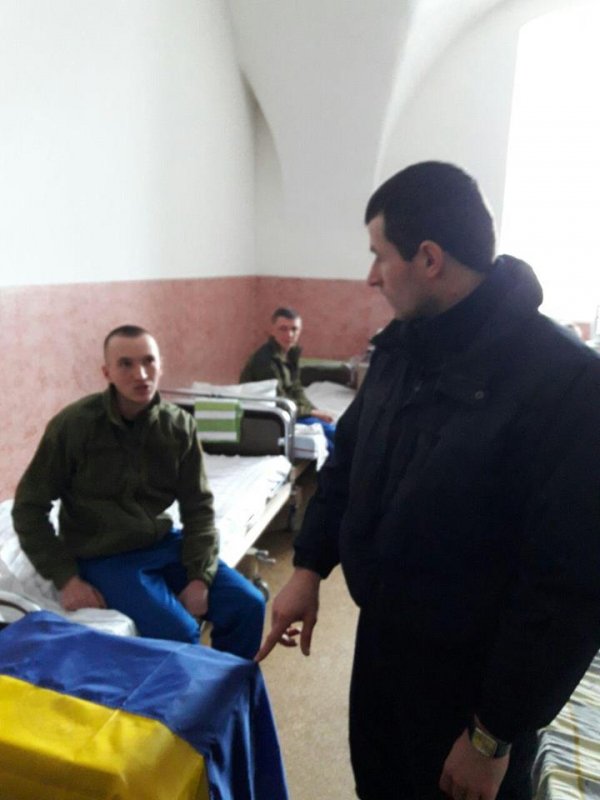 Луцькі патрульні відвідали бійців у госпіталі