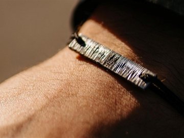 Продаж браслетів із металу «Азовсталі» приніс Україні майже 94 мільйони: за ці кошти придбають дрони