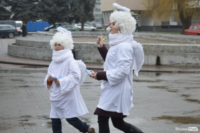 Листівки від янголят та одруження «військової» пари. Добрі новини Волині