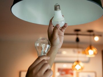 Волинські пенсіонери можуть обміняти старі лампи на енергоощадні. ВІДЕО