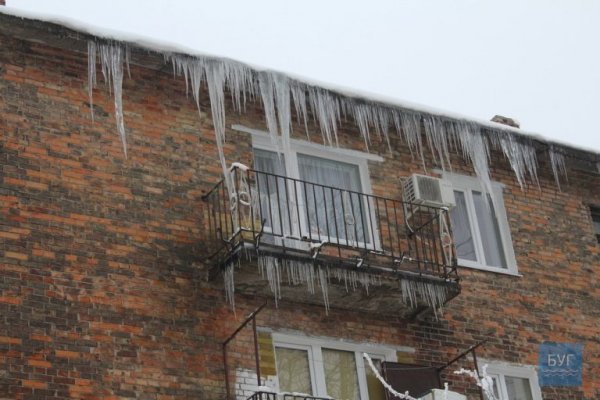 Нововолинськ: бурульки збивають навіть швабрами