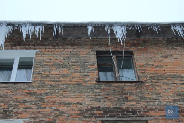 Нововолинськ: бурульки збивають навіть швабрами