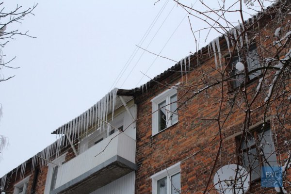 Нововолинськ: бурульки збивають навіть швабрами