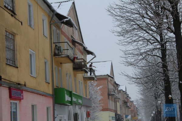 Нововолинськ: бурульки збивають навіть швабрами