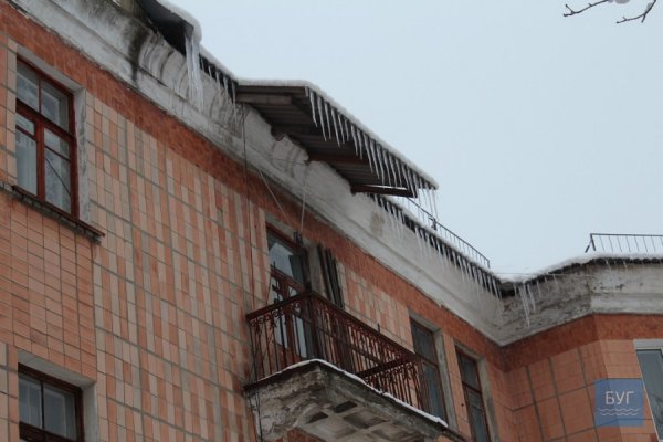 Нововолинськ: бурульки збивають навіть швабрами