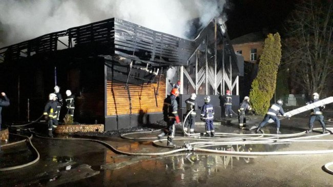 У Рівному вночі вщент згорів ресторан. ФОТО