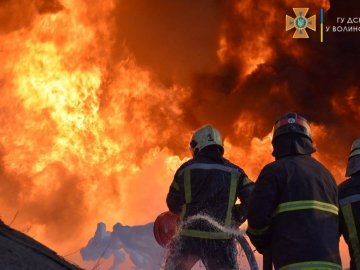 Ліквідація пожежі на нафтобазі у Луцьку триває: рятувальники показали моторошні кадри. ФОТО