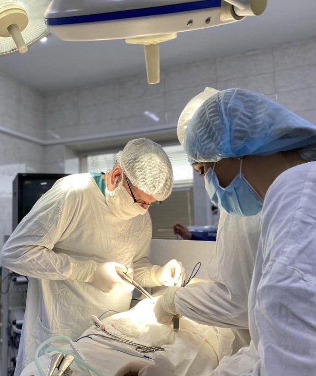 Лікарі видалили волинянину величезний камінь із сечового міхура. ФОТО