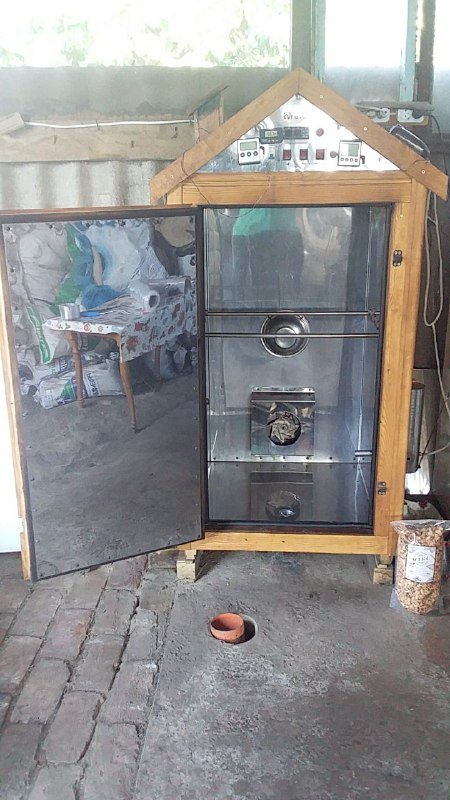 Годує воїнів і знімає ТіkТоk: чоловік з села на Волині передав для ЗСУ півтори тонни копченого м’яса