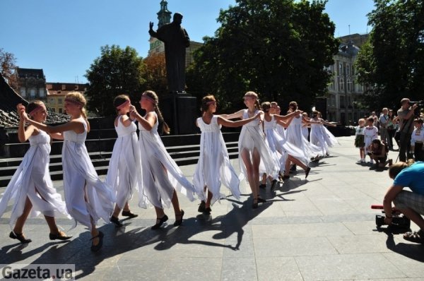 У Львові влаштували акцію масового годування дітей грудьми. ФОТО