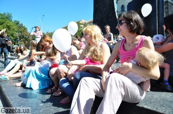 У Львові влаштували акцію масового годування дітей грудьми. ФОТО