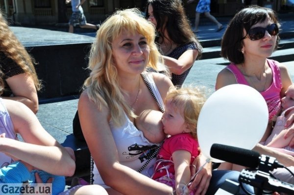 У Львові влаштували акцію масового годування дітей грудьми. ФОТО