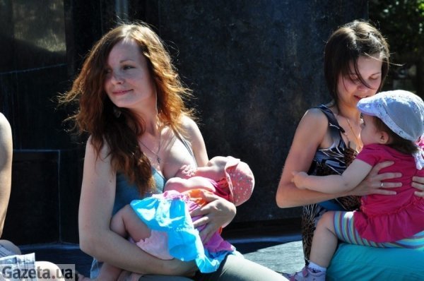 У Львові влаштували акцію масового годування дітей грудьми. ФОТО