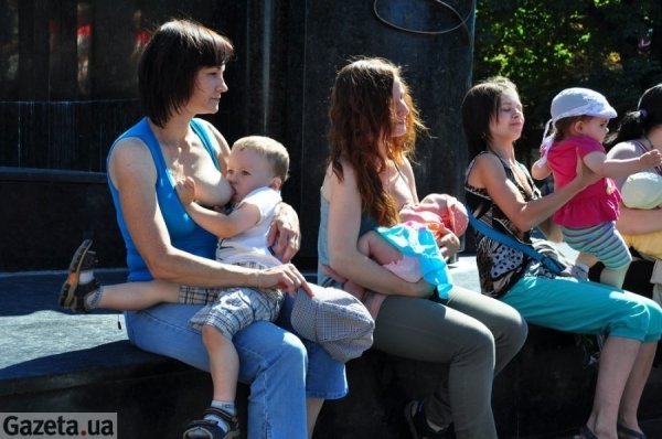 У Львові влаштували акцію масового годування дітей грудьми. ФОТО