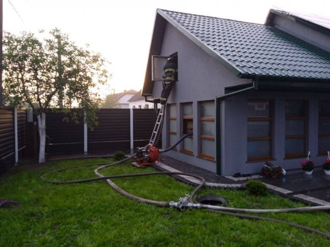 На Волині від удару блискавки загорівся хлів: загинули свині