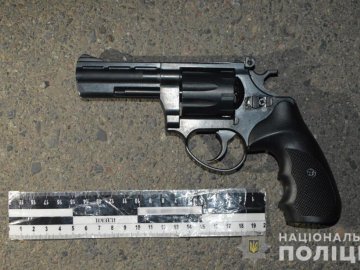 На Волині чоловік погрожував водієві пістолетом. ФОТО