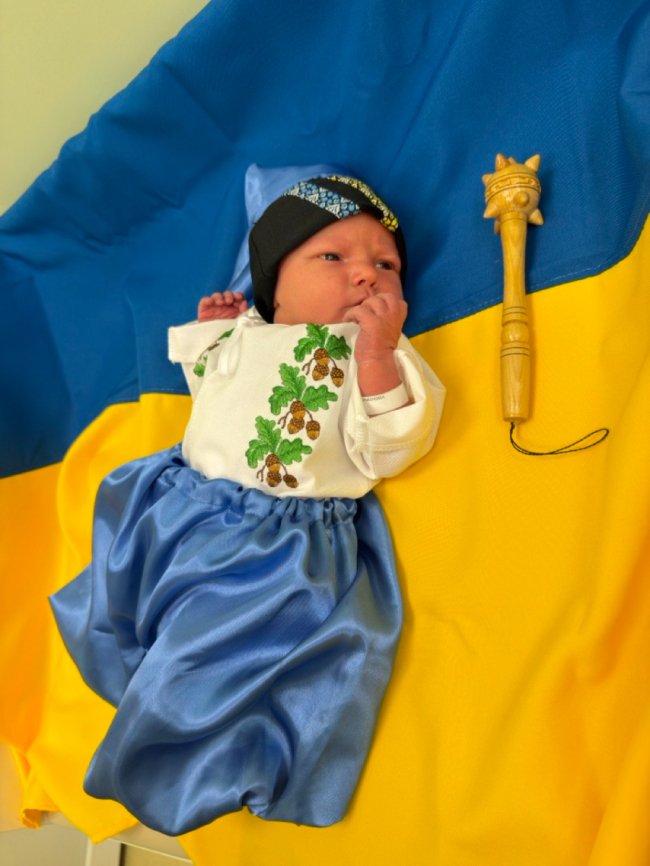 У Луцьку немовлят одягнули у перші в їхньому житті вишиванки. ФОТО
