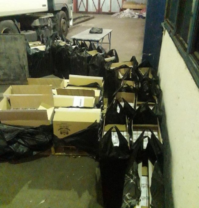 На волинському пункті пропуску у вантажівці знайшли 14 тисяч пачок сигарет. ФОТО