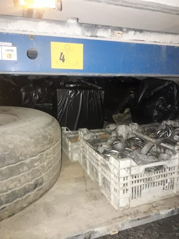 На волинському пункті пропуску у вантажівці знайшли 14 тисяч пачок сигарет. ФОТО