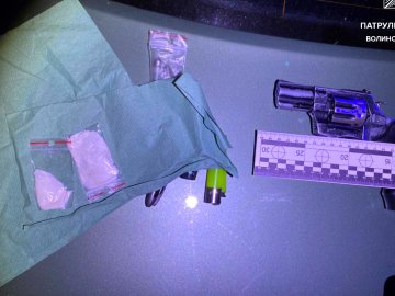 У Луцьку в автівці виявили наркотики та зброю