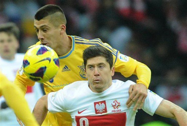 Євген Хачеріді бореться за м'яча з поляком
