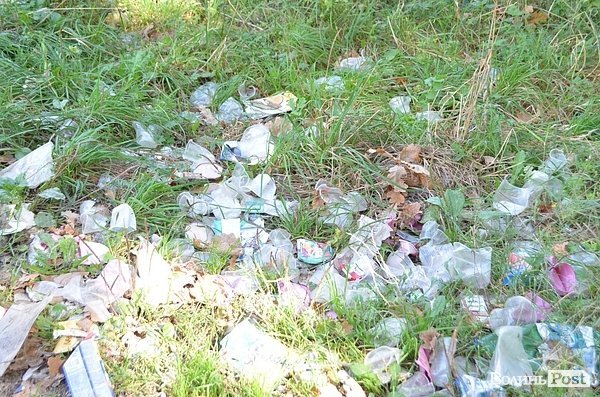 Луцький парк перетворився на смітник, бо нікому доглядати. ФОТО