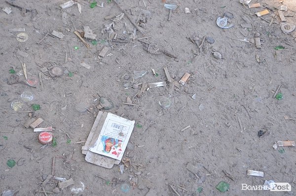 Луцький парк перетворився на смітник, бо нікому доглядати. ФОТО