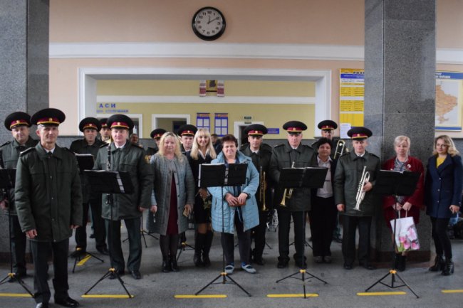 Луцькі нацгвардійці влаштували флешмоб на залізничному вокзалі. ФОТО 