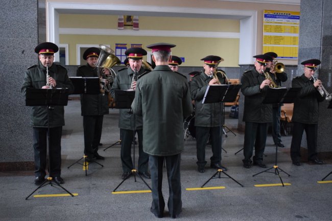 Луцькі нацгвардійці влаштували флешмоб на залізничному вокзалі. ФОТО 