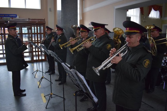 Луцькі нацгвардійці влаштували флешмоб на залізничному вокзалі. ФОТО 