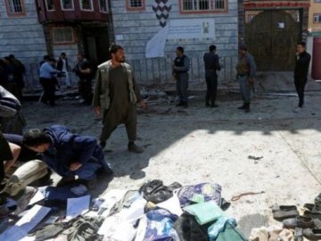 В Афганістані у натовпі підірвався смертник, десятки людей загинули