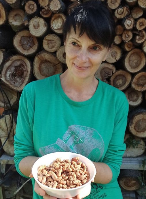 Земляний мигдаль копає, наче картоплю: волинянка вирощує екзотичні горіхи 