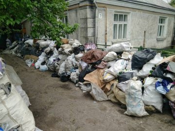 Лучани перетворили власне обійстя на сміттєзвалище